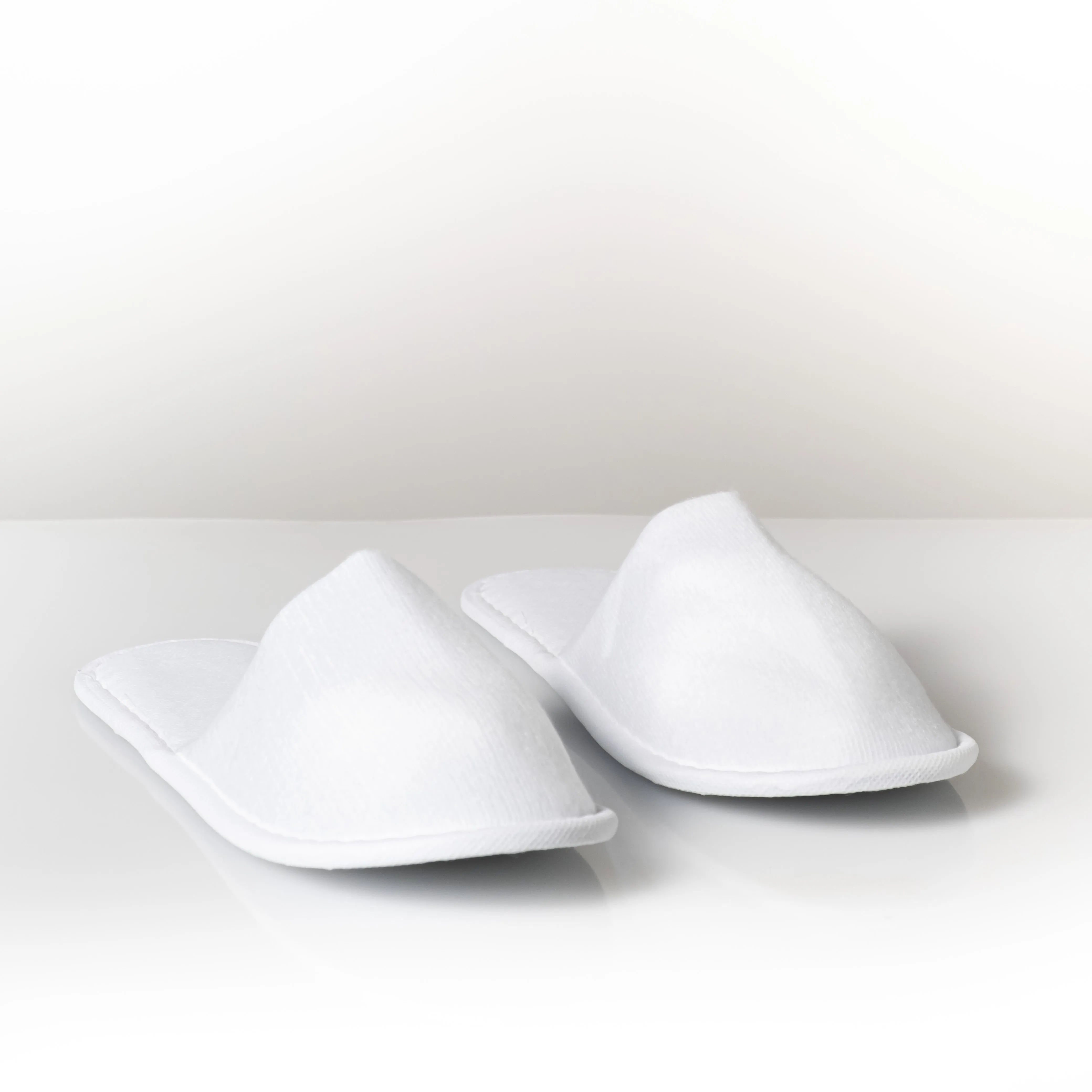 Disposable White Towelling Slippers Closed-toe