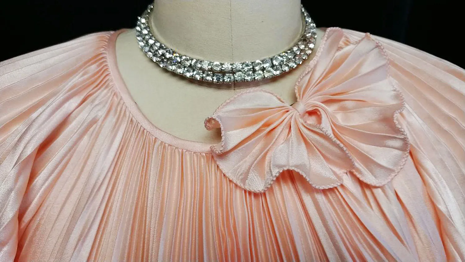 EXQUISITE VINTAGE' 60s / '70s GEORGETTE TRABOLSI PLEATED BED JACKET WITH BOW IN PEACH BLOSSOM