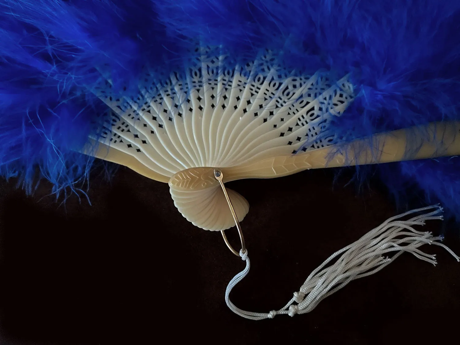 GORGEOUS VINTAGE HAND ROYAL BLUE MARABOU FAN FOLD UP PIERCED STAVES - FOLDING HAND FAN