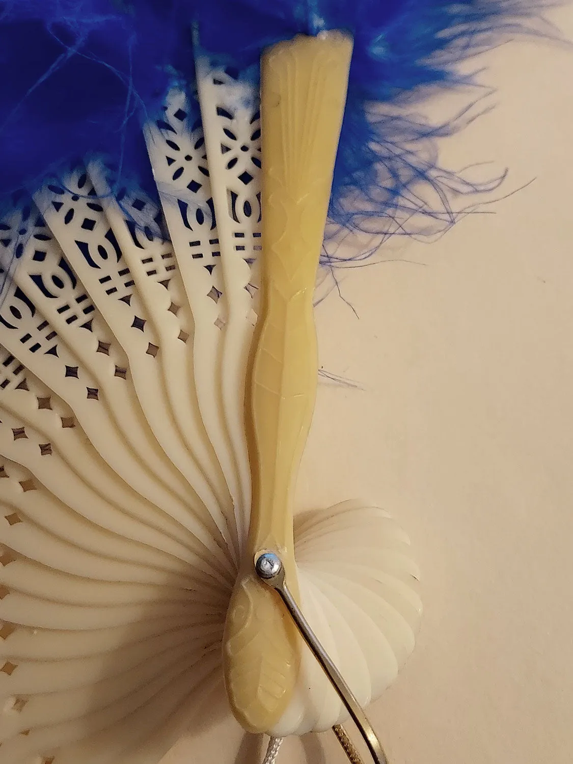 GORGEOUS VINTAGE HAND ROYAL BLUE MARABOU FAN FOLD UP PIERCED STAVES - FOLDING HAND FAN